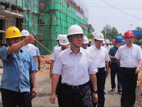 江西省人大常委会党组副书记、副主任 朱虹来海利贵溪化工农药有限公司开展巡河督导
